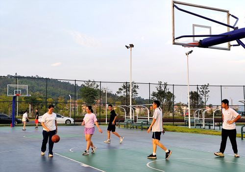 韶州体育中心设备齐全、景色优美成为群众休闲锻完美体育炼好去处(图2)
