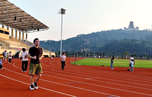 韶州体育中心设备齐全、景色优美成为群众休闲锻完美体育炼好去处(图1)