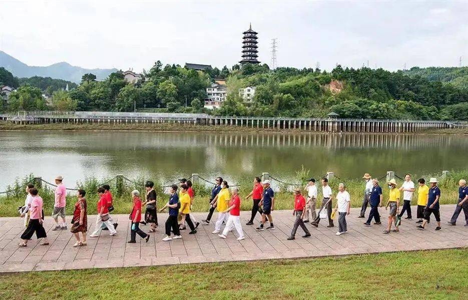 走出家门就能跑步完美体育龙泉将新添一条塑胶跑道(图1) 走出家门就能跑步完美体育龙泉将新添一条塑胶跑道(图1)