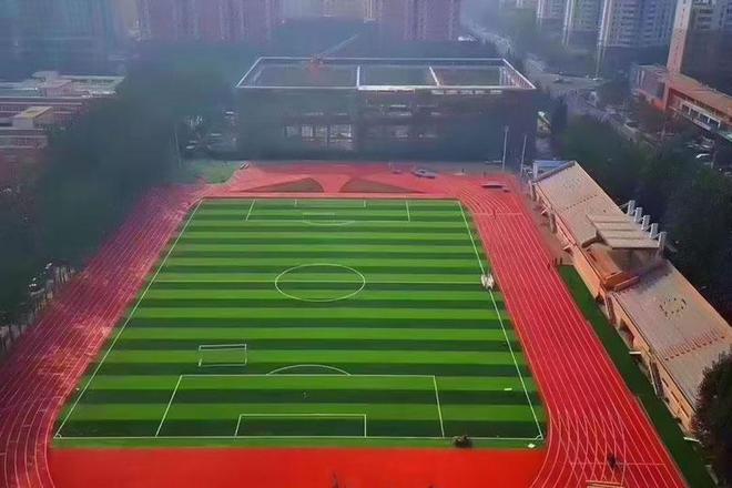 完美体育天骄体育:透气型塑胶跑道施工厂家 专业场地设施工程行家(图1) 完美体育天骄体育:透气型塑胶跑道施工厂家 专业场地设施工程行家(图1)
