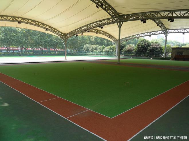 完美体育体育场塑胶跑道材料：安全、环保与性能的完美结合(图2)