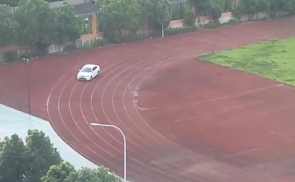 教师违规在学校塑胶跑道练车：网友：这种人也配当老师？完美体育(图1)
