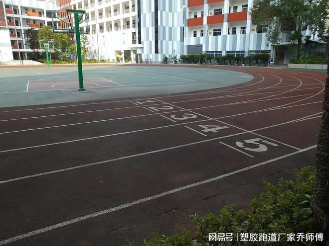 塑胶跑道画线技术大揭秘!运动场上的“隐形画师”如何惊艳呈现?(图1) 塑胶跑道画线技术大揭秘!运动场上的“隐形画师”如何惊艳呈现?(图1)