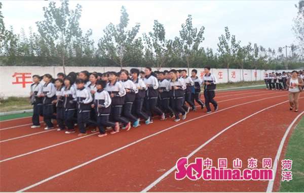 定陶冉堌镇中学400米塑胶跑道投入使用完美体育(图1) 定陶冉堌镇中学400米塑胶跑道投入使用完美体育(图1)