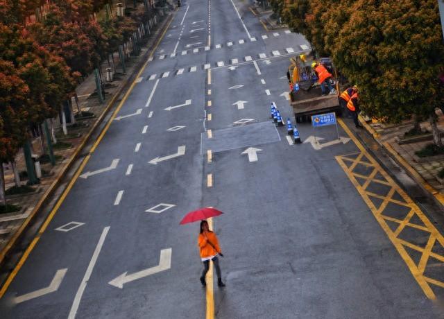 跑步在柏油路还是塑胶跑道上好完美体育(图1) 跑步在柏油路还是塑胶跑道上好完美体育(图1)